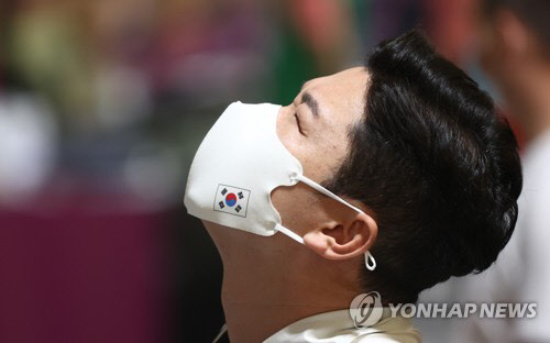 24일 도쿄 아사카 사격장에서 열린 도쿄올림픽 남자 10m 공기권총 예선에서 탈락한 한국 진종오가 전광판을 보고 있다. 연합뉴스